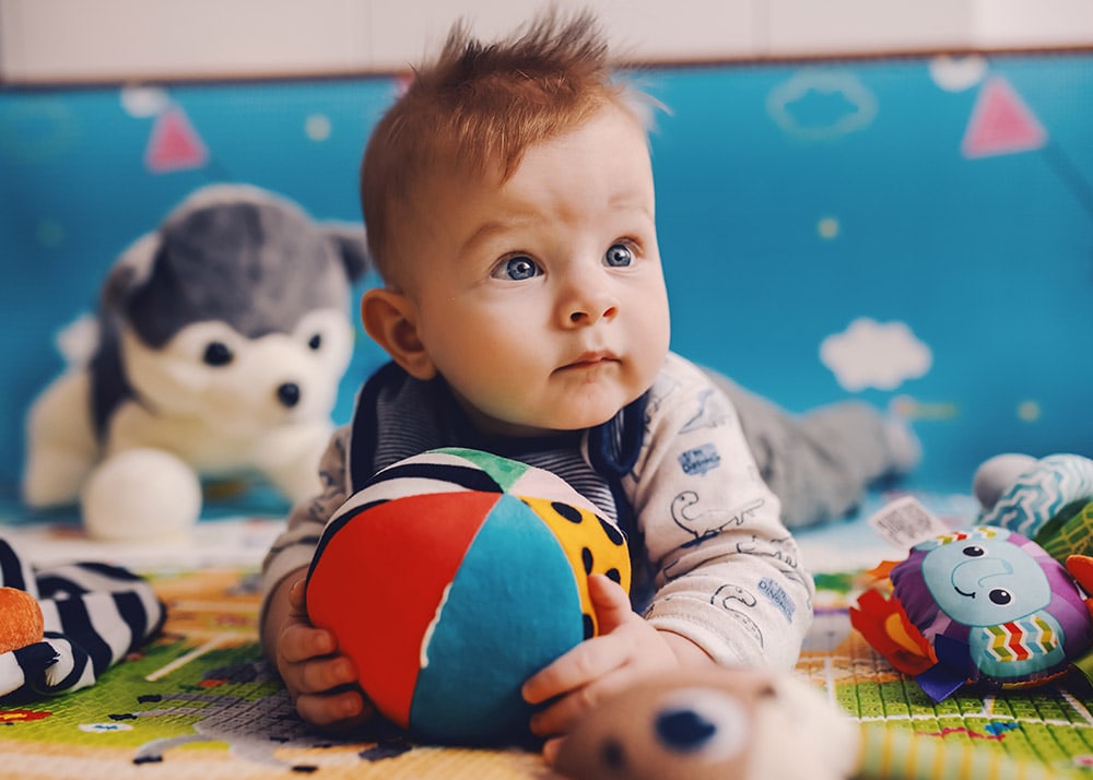 Baby mit Babyspielzeug