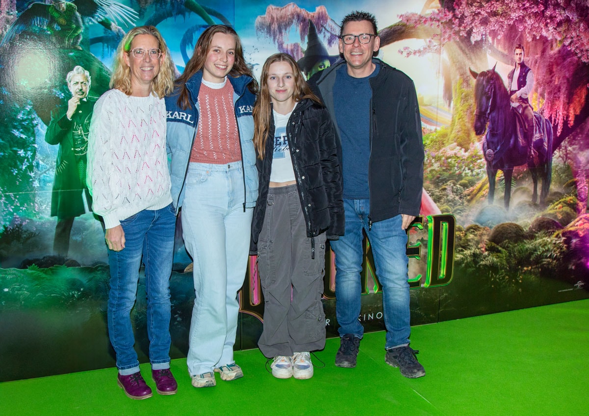 Familie auf dem grünen Teppich bei der Wicked Premiere